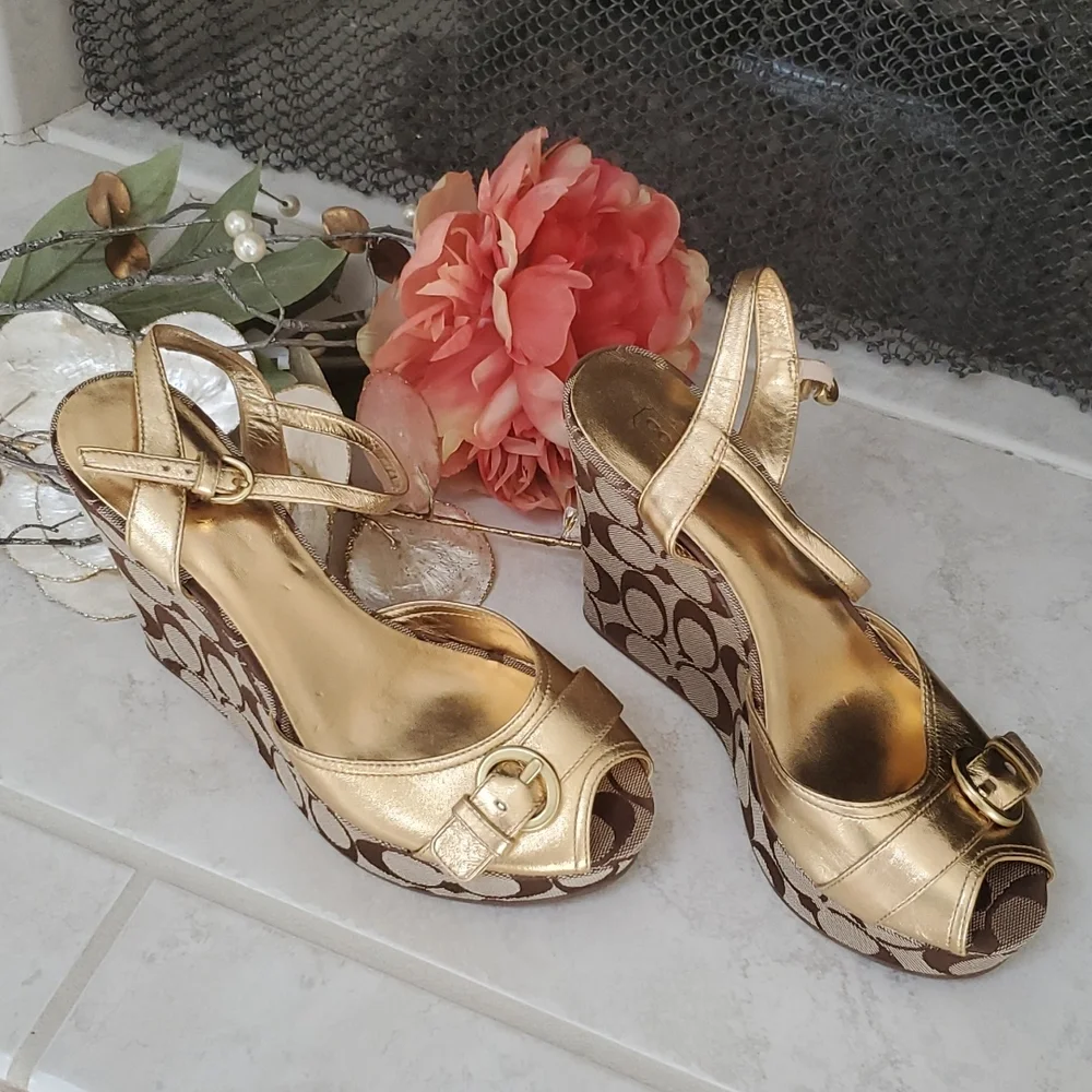 ‼️VERY RARE!!‼️ 🌟🤎 COACH Brown/Gold Wedge Sandals 🤎🌟